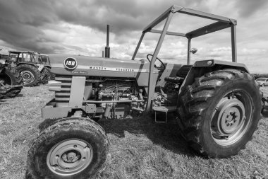 Low Ham.Somerset. Birleşik Krallık. 23 Temmuz 2023 'te restore edilen Massey Ferguson 188, Somerset buhar ve ülke fuarında sergileniyor.