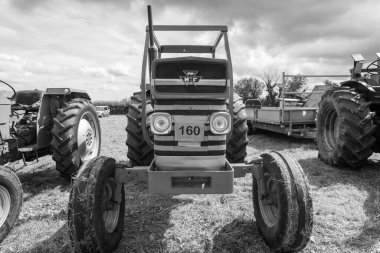 Low Ham.Somerset. Birleşik Krallık. 23 Temmuz 2023 'te restore edilen Massey Ferguson 188, Somerset buhar ve ülke fuarında sergileniyor.