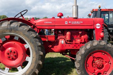 Drayton. Somerset. Birleşik Krallık. 19 Ağustos 2023.A 1964 yılından restore edilmiş Uluslararası B450 Yolsuz Traktör Dünden kalma bir çiftçilik etkinliğinde sergileniyor.