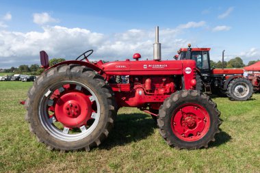 Drayton. Somerset. Birleşik Krallık. 19 Ağustos 2023.A 1964 yılından restore edilmiş Uluslararası B450 Yolsuz Traktör Dünden kalma bir çiftçilik etkinliğinde sergileniyor.