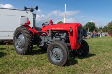 Drayton. Somerset. Birleşik Krallık. 19 Ağustos 2023 'te restore edilen Massey Ferguson 35, Dünün Çiftçi Etkinliği' nde sergileniyor.