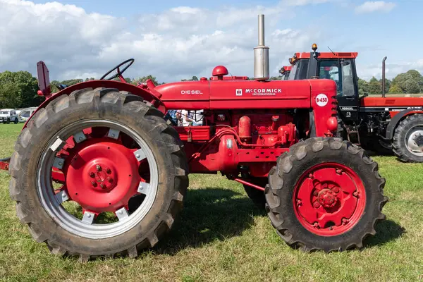 Drayton. Somerset. Birleşik Krallık. 19 Ağustos 2023.A 1964 yılından restore edilmiş Uluslararası B450 Yolsuz Traktör Dünden kalma bir çiftçilik etkinliğinde sergileniyor.