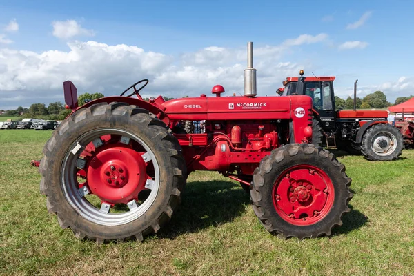 Drayton. Somerset. Birleşik Krallık. 19 Ağustos 2023.A 1964 yılından restore edilmiş Uluslararası B450 Yolsuz Traktör Dünden kalma bir çiftçilik etkinliğinde sergileniyor.