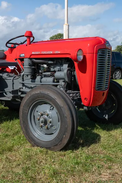 Drayton. Somerset. Birleşik Krallık. 19 Ağustos 2023 'te restore edilen Massey Ferguson 35, Dünün Çiftçi Etkinliği' nde sergileniyor.