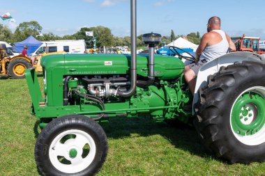 Drayton. Somerset. Birleşik Krallık. 19 Ağustos 2023 Modifiye edilmiş yeşil bir Fordson Major Dünden kalma bir çiftçilik etkinliğinde sergileniyor.