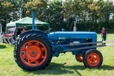 Drayton. Somerset. Birleşik Krallık. 19 Ağustos 2023.A restore edilmiş Fordson major, Dünden kalma bir çiftçilik etkinliğinde sergileniyor.