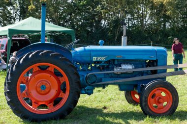 Drayton. Somerset. Birleşik Krallık. 19 Ağustos 2023.A restore edilmiş Fordson major, Dünden kalma bir çiftçilik etkinliğinde sergileniyor.