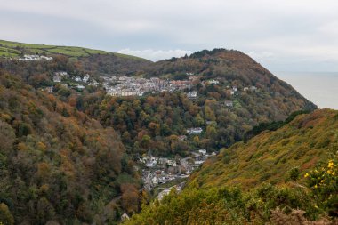 Lynton ve Lynmouth, Devon 'daki Countisbury Tepesi' ndeki Beacon Tor 'dan görüntüler