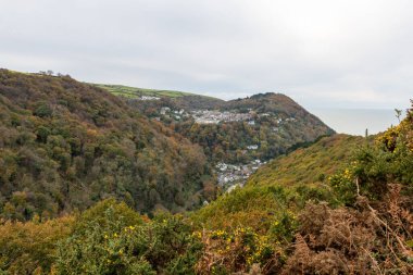 Lynton ve Lynmouth, Devon 'daki Countisbury Tepesi' ndeki Beacon Tor 'dan görüntüler
