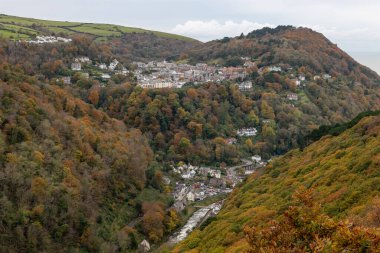 Lynton ve Lynmouth, Devon 'daki Countisbury Tepesi' ndeki Beacon Tor 'dan görüntüler