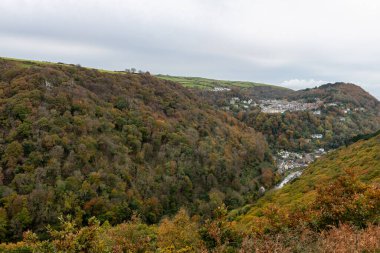 Lynton ve Lynmouth, Devon 'daki Countisbury Tepesi' ndeki Beacon Tor 'dan görüntüler