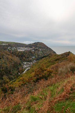 Lynton ve Lynmouth, Devon 'daki Countisbury Tepesi' ndeki Beacon Tor 'dan görüntüler