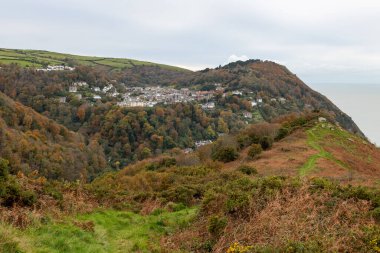 Lynton ve Lynmouth, Devon 'daki Countisbury Tepesi' ndeki Beacon Tor 'dan görüntüler