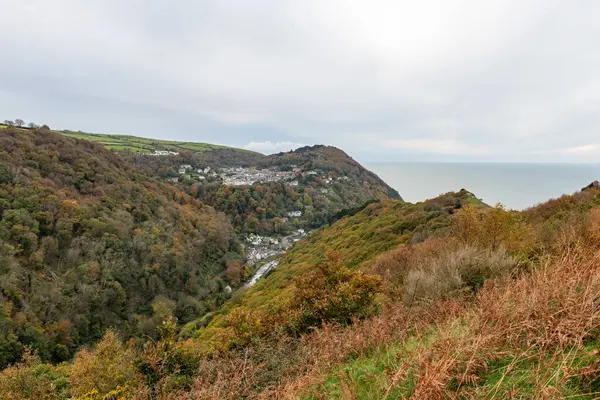 Lynton ve Lynmouth, Devon 'daki Countisbury Tepesi' ndeki Beacon Tor 'dan görüntüler