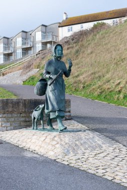 Mary Anning 'in Dorset' teki Lyme Regis 'teki bronz heykeli.