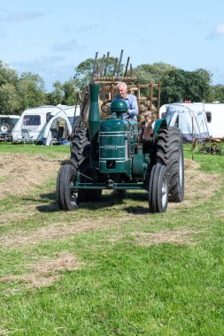 Drayton. Somerset. Birleşik Krallık. 19 Ağustos 2023 Yenilenmiş Mareşal Traktörü, Dünkü Çiftlik Etkinliği 'nde bir karavan dolusu samana bağlandı.