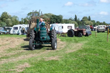 Drayton. Somerset. Birleşik Krallık. 19 Ağustos 2023 Yenilenmiş Mareşal Traktörü, Dünkü Çiftlik Etkinliği 'nde bir karavan dolusu samana bağlandı.