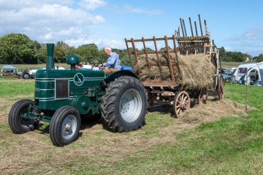 Drayton. Somerset. Birleşik Krallık. 19 Ağustos 2023 Yenilenmiş Mareşal Traktörü, Dünkü Çiftlik Etkinliği 'nde bir karavan dolusu samana bağlandı.