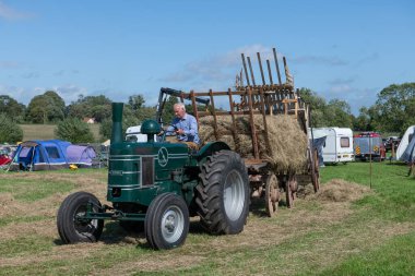 Drayton. Somerset. Birleşik Krallık. 19 Ağustos 2023 Yenilenmiş Mareşal Traktörü, Dünkü Çiftlik Etkinliği 'nde bir karavan dolusu samana bağlandı.