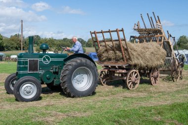 Drayton. Somerset. Birleşik Krallık. 19 Ağustos 2023 Yenilenmiş Mareşal Traktörü, Dünkü Çiftlik Etkinliği 'nde bir karavan dolusu samana bağlandı.