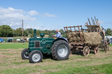 Drayton. Somerset. Birleşik Krallık. 19 Ağustos 2023 Yenilenmiş Mareşal Traktörü, Dünkü Çiftlik Etkinliği 'nde bir karavan dolusu samana bağlandı.