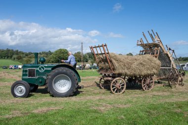 Drayton. Somerset. Birleşik Krallık. 19 Ağustos 2023 Yenilenmiş Mareşal Traktörü, Dünkü Çiftlik Etkinliği 'nde bir karavan dolusu samana bağlandı.