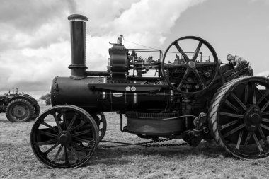 Low Ham.Somerset. Birleşik Krallık. 23 Temmuz 2023 1913 'ten kalma tamir edilmiş Fowler saban motoru Somerset buhar ve ülke fuarında çalışıyor.