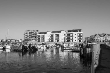 Dorset 'teki West Bay limanında demirlemiş balıkçı tekneleri.