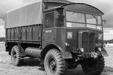 Low Ham.Somerset. Birleşik Krallık. 23 Temmuz 2023 Yenilenmiş AEC Matador topçu traktörü Somerset buhar ve ülke fuarında sergileniyor.