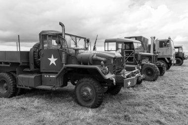 Low Ham.Somerset. Birleşik Krallık. 23 Temmuz 2023. Mack M52 ve Scammell Pioneer de dahil olmak üzere bir dizi askeri kamyon Somerset buhar ve ülke fuarında sergileniyor.