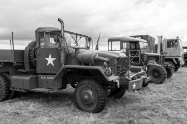 Low Ham.Somerset. Birleşik Krallık. 23 Temmuz 2023. Mack M52 ve Scammell Pioneer de dahil olmak üzere bir dizi askeri kamyon Somerset buhar ve ülke fuarında sergileniyor.