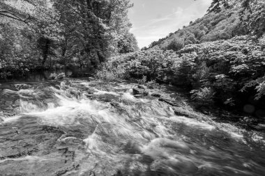 Doğu Lyn nehrinde Exmoor Ulusal Parkı 'ndaki Doone Vadisi' nden akan bir şelalenin uzun pozu