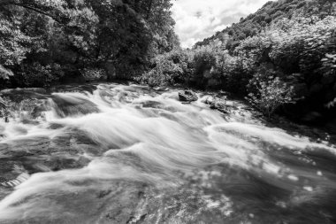 Doğu Lyn nehrinde Exmoor Ulusal Parkı 'ndaki Doone Vadisi' nden akan bir şelalenin uzun pozu