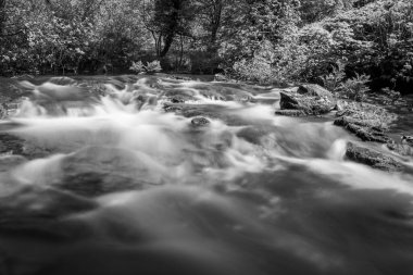 Doğu Lyn nehrinde Exmoor Ulusal Parkı 'ndaki Doone Vadisi' nden akan bir şelalenin uzun pozu
