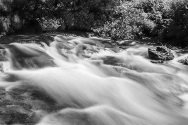 Doğu Lyn nehrinde Exmoor Ulusal Parkı 'ndaki Doone Vadisi' nden akan bir şelalenin uzun pozu