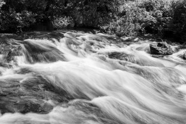 Doğu Lyn nehrinde Exmoor Ulusal Parkı 'ndaki Doone Vadisi' nden akan bir şelalenin uzun pozu