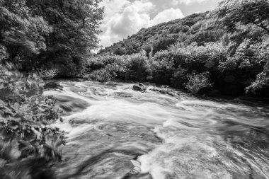 Doğu Lyn nehrinde Exmoor Ulusal Parkı 'ndaki Doone Vadisi' nden akan bir şelalenin uzun pozu