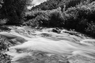 Doğu Lyn nehrinde Exmoor Ulusal Parkı 'ndaki Doone Vadisi' nden akan bir şelalenin uzun pozu