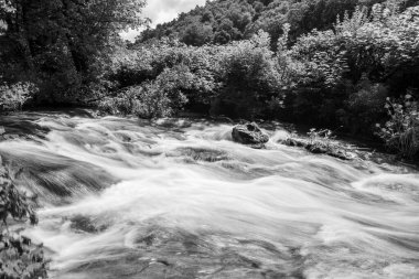 Doğu Lyn nehrinde Exmoor Ulusal Parkı 'ndaki Doone Vadisi' nden akan bir şelalenin uzun pozu