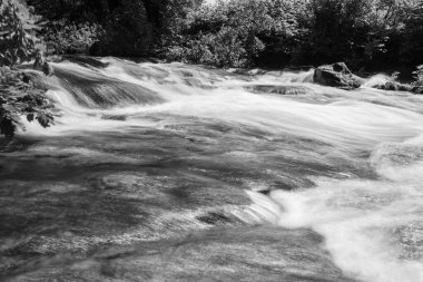 Doğu Lyn nehrinde Exmoor Ulusal Parkı 'ndaki Doone Vadisi' nden akan bir şelalenin uzun pozu