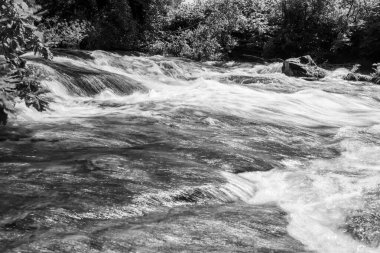 Doğu Lyn nehrinde Exmoor Ulusal Parkı 'ndaki Doone Vadisi' nden akan bir şelalenin uzun pozu