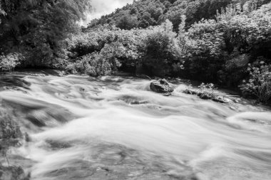 Doğu Lyn nehrinde Exmoor Ulusal Parkı 'ndaki Doone Vadisi' nden akan bir şelalenin uzun pozu