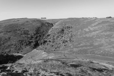 Thorpe Bulutu 'nun tepesinden Dovedale Tepesi' ne bak.