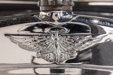 Sparkford. Somerset. Birleşik Krallık. 7 Ocak 2024. Austin logosunun 1934 Austin 7 barının kapanışı Somerset 'teki Haynes Motor Müzesi' nde sergileniyor.