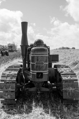 Drayton. Somerset. Birleşik Krallık. 19 Ağustos 2023.A restore edilmiş Mareşal, dünün çiftçilik etkinliklerindeki bir saban yarışında antika bir sabana bağlandı.