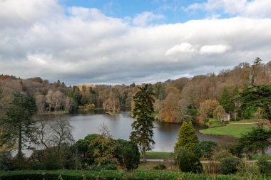 Stourhead Gardens 'taki son sonbahar renklerinin yüksek açılı görüntüsü