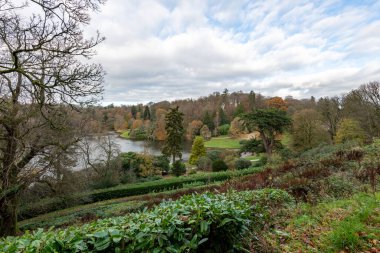 Stourhead Gardens 'taki son sonbahar renklerinin yüksek açılı görüntüsü