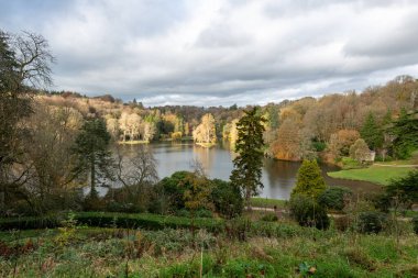 Stourhead Gardens 'taki son sonbahar renklerinin yüksek açılı görüntüsü