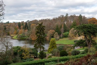 Stourhead Gardens 'taki son sonbahar renklerinin yüksek açılı görüntüsü