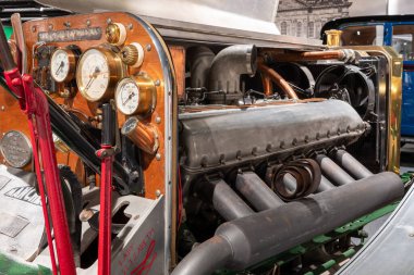 Sparkford. Somerset. Birleşik Krallık. 7 Ocak 2024. Gösterge paneli ve 27 litrelik Rolls Royce motoru ile Somerset 'teki Haynes Motor Müzesi' nde 2001 Manchester Special.